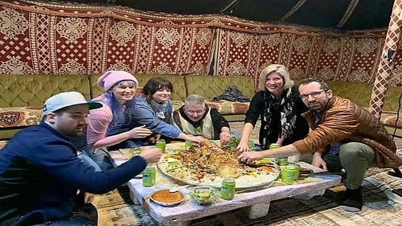 بالصور.. مبتعث يستضيف أساتذته الأمريكيين للتعرف على المجتمع السعودي