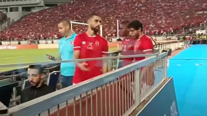 شاهد.. لاعب الأهلي المصري يلقي ميدالية أبطال إفريقيا