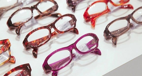 بالفيديو.. سوق البصريات المقلدة يغري المواطنين لثمنه وتصميماته