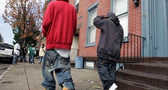 ولاية أمريكية تفرض غرامة على من يرتدي " السراويل الساقطة "