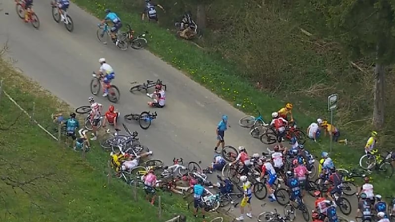 بالفيديو .. اصطدام مروع لعدد كبير من المتسابقين في سباق للدرجات