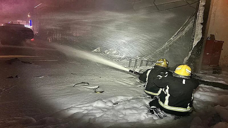 شاهد.. اندلاع حريق في ناقلة وقود بمحطة حي العريض.. ومدني المدينة يسيطر