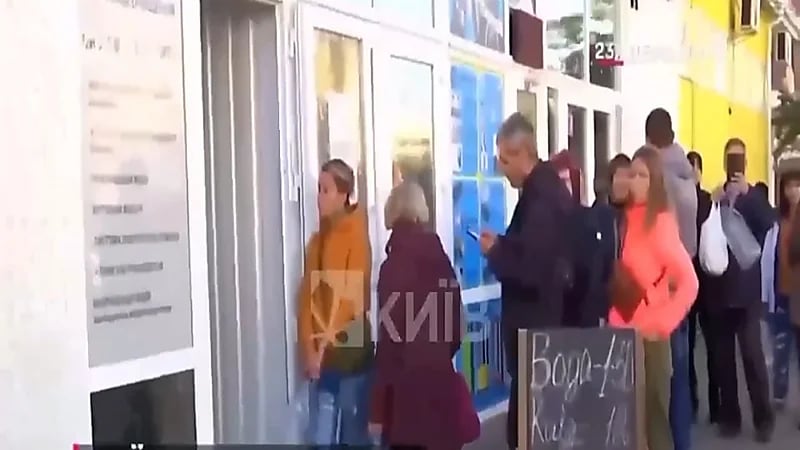 بالفيديو.. طابور في كييف للحصول على مياه الشرب