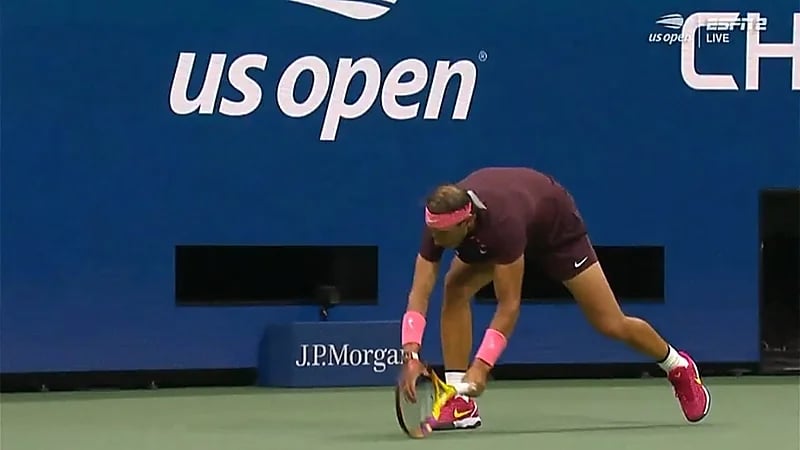 شاهد.. لاعب تنس يتسبب في إصابة قوية لنفسه