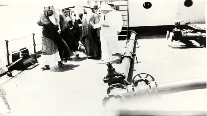 صورة نادرة للملك المؤسس على متن الناقلة سكوفيلد