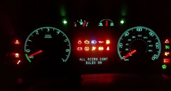 5 أسباب لإضاءة لمبة فحص المحرك وحلولها