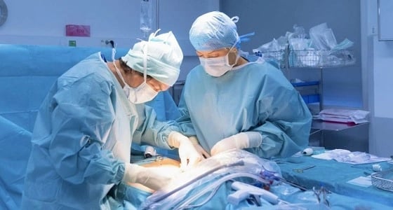 أطباء يستخرجون كرة شعر من معدة طفلة هندية