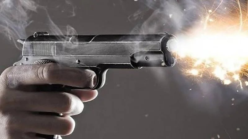 رجل يطلق رصاصة على امرأة لترتد إليه وتقتله