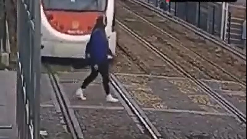 شاهد .. فتاة تنجو من دهس قطار بأعجوبة