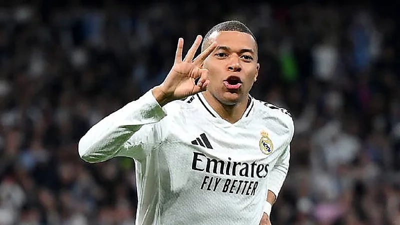 مبابي يهنئ باريس سان جيرمان بعد التتويج بدوري أبطال أوروبا