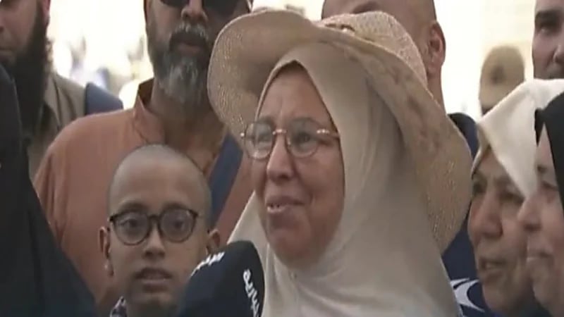 شاهد.. معتمرة مغربية تبدي سعادتها بأداء العمرة في رمضان