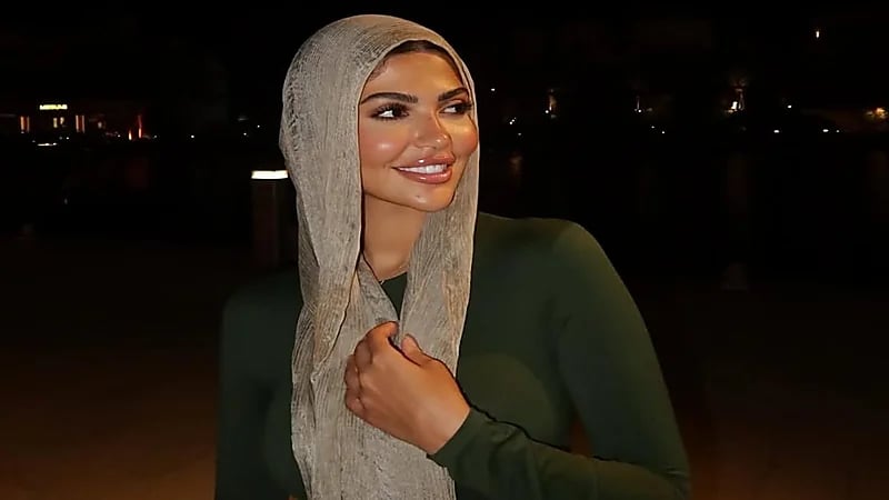 مذيعة مصرية شهيرة ترتدي الحجاب.. صور