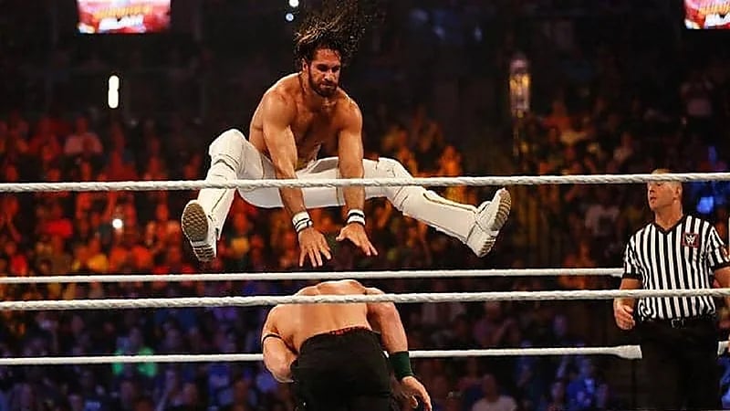 "مشجع" يضرب بطل مصارعة حرة شهير