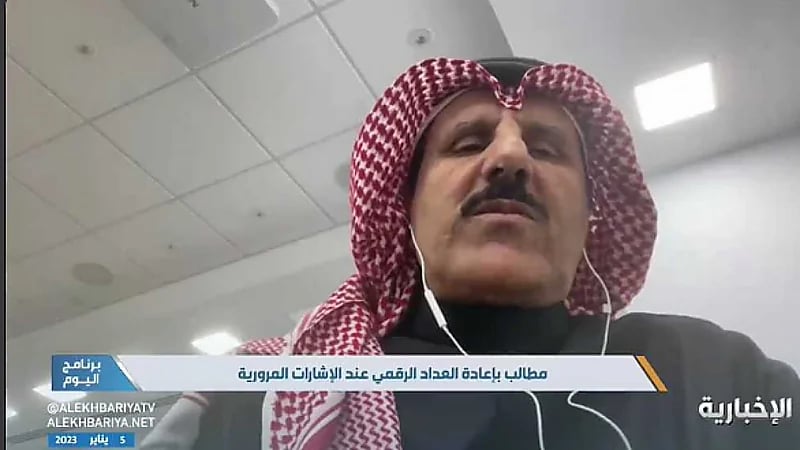 صالح الغامدي: قطع الإشارة لا يعد مخالفة إذا كان خلفك سيارة خدمات طارئة (فيديو)