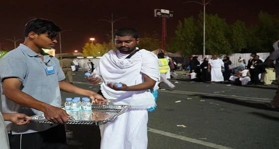 بالصور.. وزارة الحج والعمرة: توزيع أكثر من 5 ملايين و280 ألف عبوة من مياه زمزم المبرّدة بيوم عرفة