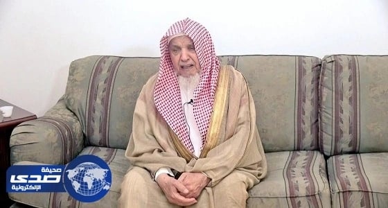 فيديو.. الشيخ السدلان يواسي ويقبل رأس الراحل عبدالله التويجري أثناء مرضه