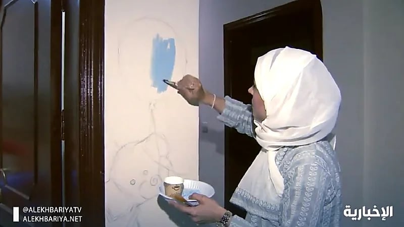 بالفيديو.. طبيبة مزجت بين الطب والرسم لممارسة هوايتها