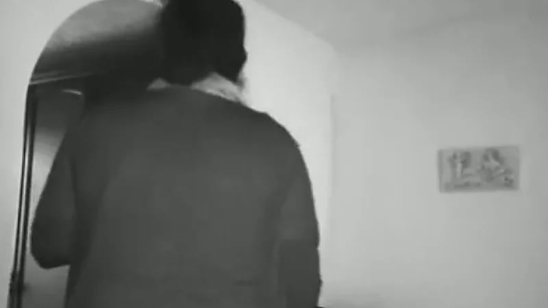 فتاة تلاحظ اختفاء أموال من منزل والدتها فتكتشف السر الخفي ..فيديو