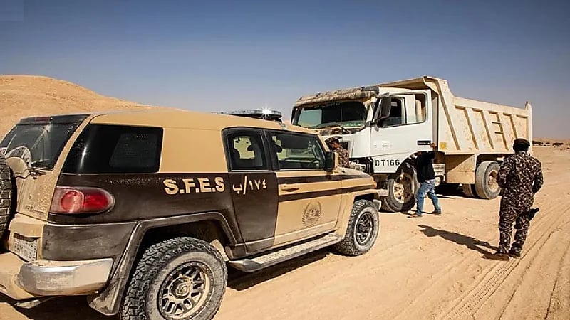 ضبط مخالفَين لنظام البيئة لنقلهما الرمال وتجريف التربة دون ترخيص