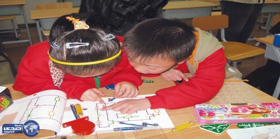 شاب عارٍ يبصق على المصحف ويضعه تحت مقعدته