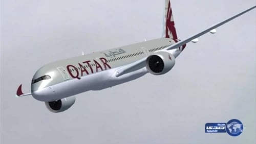 صيانة طائرة قطرية بعد هبوطها اضطراريا بمطار الملك فهد الدولي بالدمام