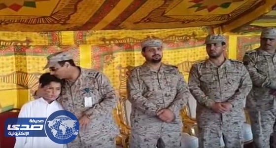 بالفيديو.. العميد النعيمي يقبل رأس ابن الشهيد النجيمي أثناء تقديمه واجب العزاء