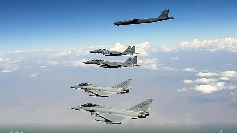 بالفيديو.. مرافقة طائرات القوات الجوية للقاذفة الاستراتيجية الأمريكية