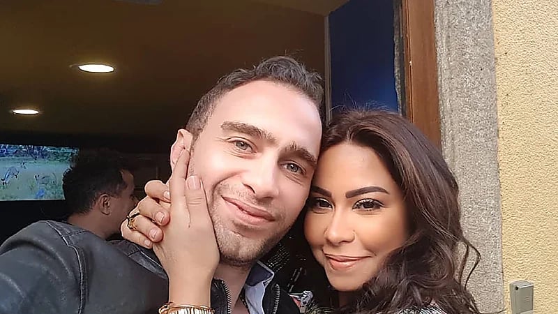 بالفيديو.. حسام حبيب يستقبل شيرين عبدالوهاب بالأحضان والقبلات بعد حفلها بالكويت