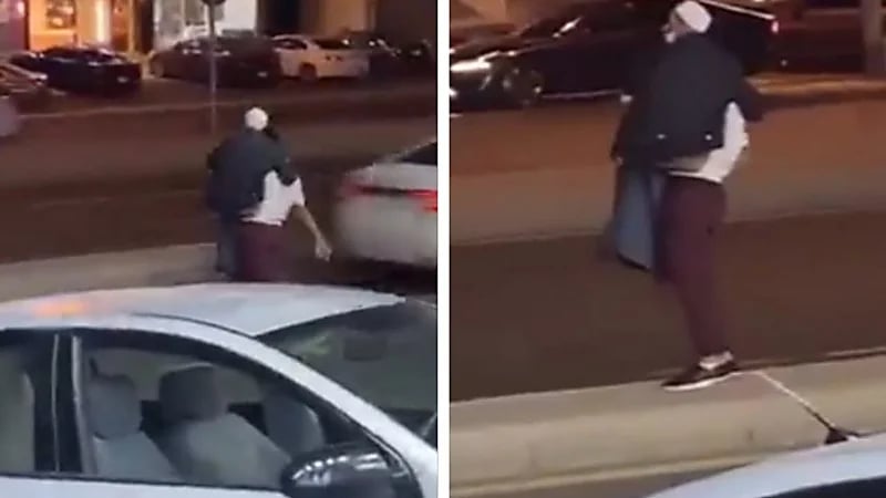 شاهد.. حارس أمن يحمل شخصا مقعدا لمساعدته في عبور الطريق بجدة 