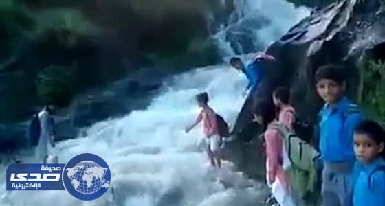 بالفيديو.. مدارس الهند تضع التلاميذ في خطر