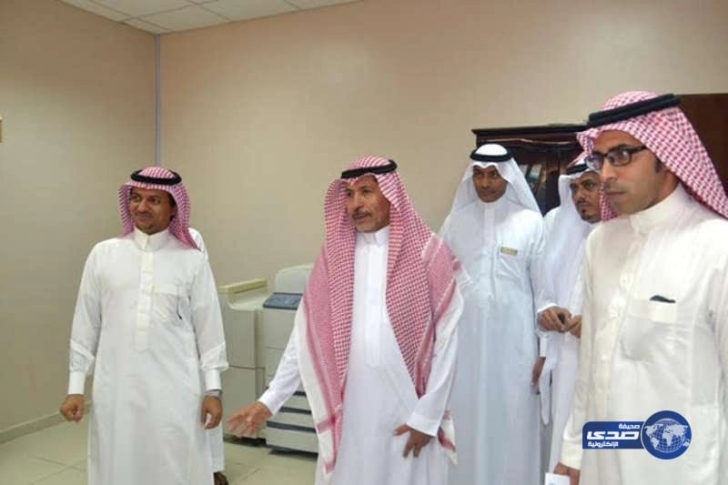 مدير جامعة جازان يشدد علي التفاعل مع تساؤلات الطلاب خلال تفقده  عمادة القبول
