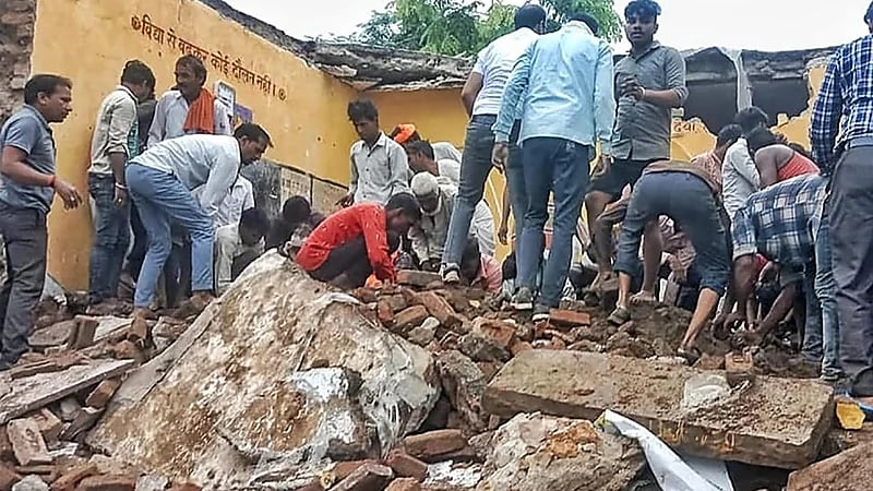 مصرع أطفال بانهيار سقف مدرسة حكومية في الهند.. فيديو