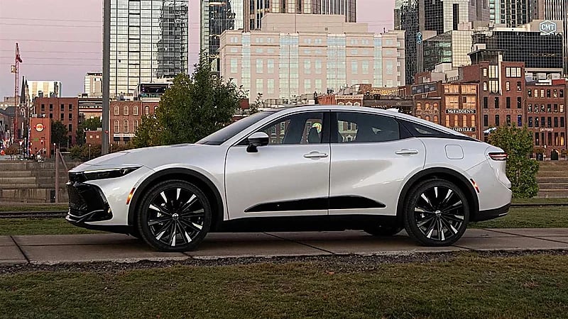 بالصور.. مواصفات وأسعار تويوتا كراون 2023 في المملكة