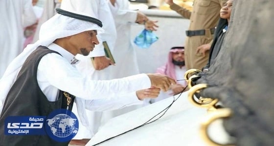 بالصور.. صيانة ثوب الكعبة المشرفة