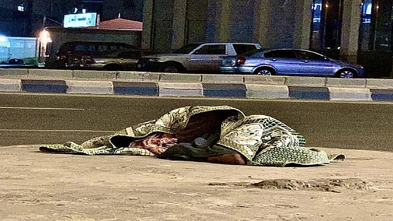 رصد شخص ملقى على الرصيف وملفوفًا داخل بطانية بــ "شرائع مكة"