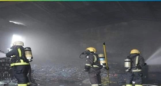 بالصور.. " مدني جدة " يخمد حريق في مستودع للمرطبات