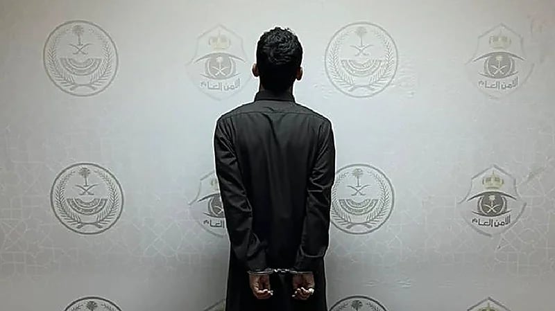 القبض على مواطن ظهر في فيديو بحمل سلاحاً نارياً بالمدينة