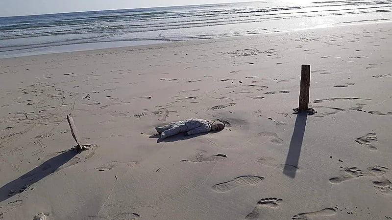  شاهد.. صور صادمة لجثث أطفال ملقاة على شواطئ ليبيا