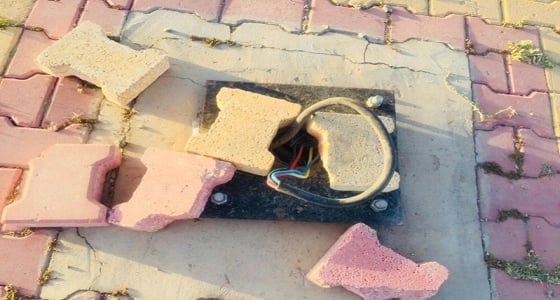 بالصور.. الأسلاك المكشوفة تهدد حياة سكان الحرجة