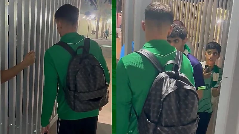 مشجع أهلاوي يصالح فيجا بطريقته بعد هجوم الجماهير عليه .. فيديو