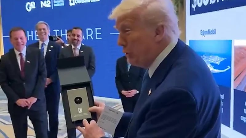 ترامب يتسلم قطرة صغيرة من النفط محفوظة كتذكار هدية من الامارات.. فيديو