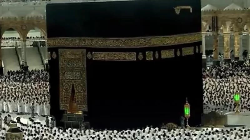 لقطات روحانية لجموع المصلين أثناء تأديتهم صلاة الفجر في الحرم المكي