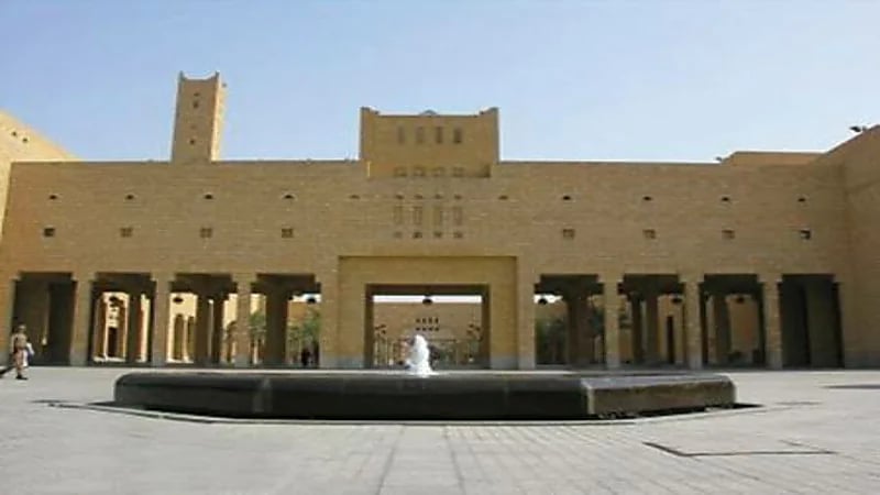 إغلاق محلين لتفصيل الملابس العسكرية بالرياض وضبط مجموعة الأنواط والرتب المخالفة