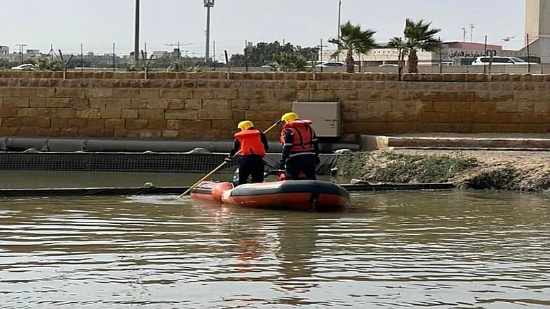 بالصور.. انتشال شخص غرق في سيل بوادي الحائر بالرياض