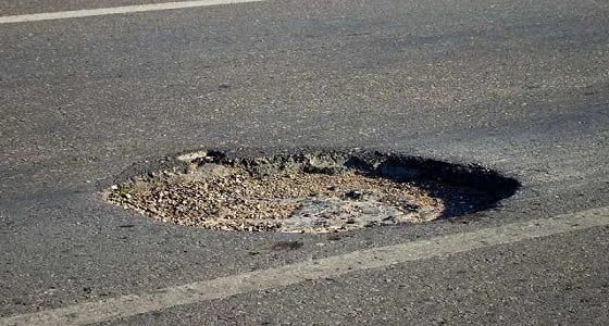 6 مشاكل تسببها الحفر بالطريق للسيارة.. وطرق تفاديها
