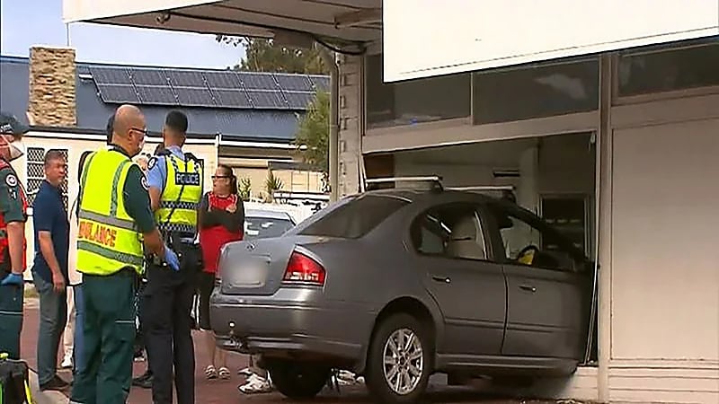 سيارة تقتحم واجهة محل وتعلق زبائنه بالحائط!