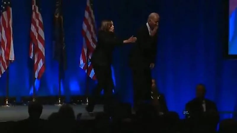 بالفيديو.. نائبة "بايدن" تصاب بالذعر بعد محاولته القفز من المسرح