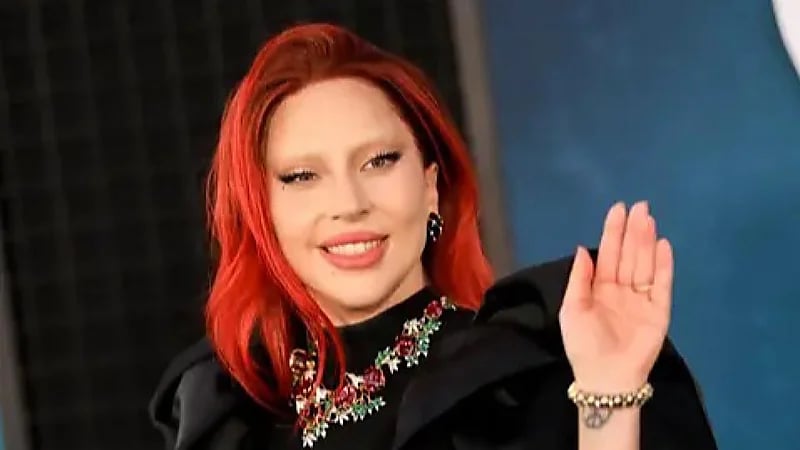 ليدي غاغا تسقط على المسرح خلال حفلها الغنائي.. فيديو