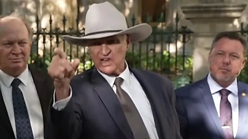 نائب أسترالي يهدد صحفيًا بسبب سؤال عن أصوله اللبنانية .. فيديو