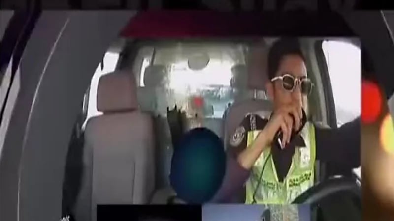 لحظة تعرض عسكري كويتي لحادث مروري أثناء قيادته لسيارة الشرطة .. فيديو